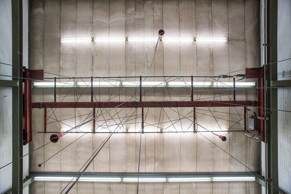 Beate Gärtner | Kabelzeichnung | 2016 | Kabel_rote Schuko-Kupplungen_Kabelbinder  |  680x800x230 cm | Foto@Matthias Weber