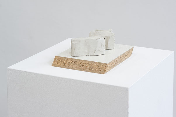 Beate Gärtner | Im Dezember | 2014 | clay, melamine-faced chipboard | 6x12x20cm | Foto@Matthias Weber