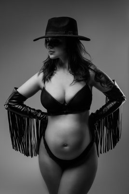 Glam, Masterclass, Maternity, Schwangerschaft, Fotoshooting, Babybauch, zeitlos, Gummersbach, NRW, Oberbergischer Kreis