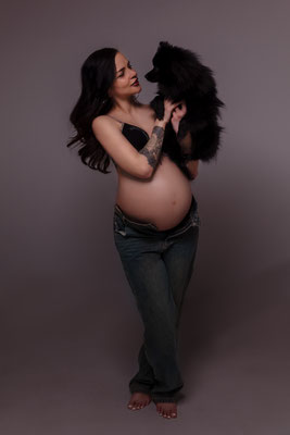 Glam, Masterclass, Maternity, Schwangerschaft, Fotoshooting, Babybauch, zeitlos, Gummersbach, NRW, Oberbergischer Kreis, schwanger und Hund