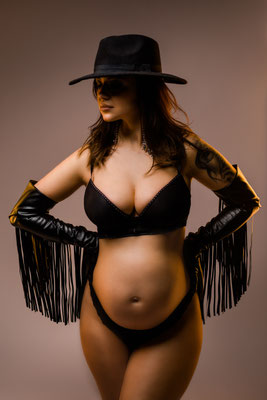 Glam, Masterclass, Maternity, Schwangerschaft, Fotoshooting, Babybauch, zeitlos, Gummersbach, NRW, Oberbergischer Kreis