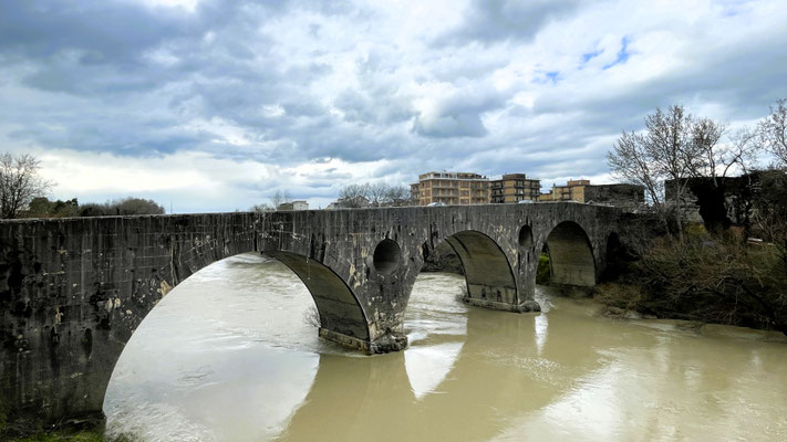 die romanische Brücke über den Volturno