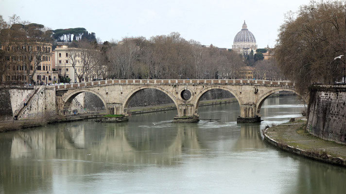 Brücke über den Tiber - im Hintergrund der Petersdom