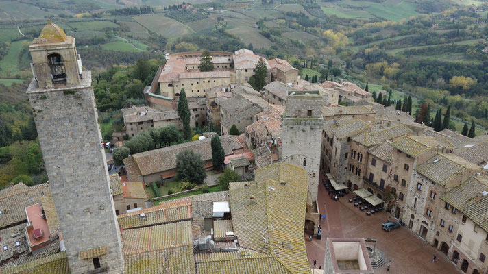 Blick vom Torre Grande auf die Piazza della cisterna