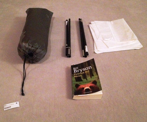 Tarptent Notch, noch verpackt. Dazu 2 Aufstellstangen, Unterlage. Nicht viel größer und schwerer als ein Buch.