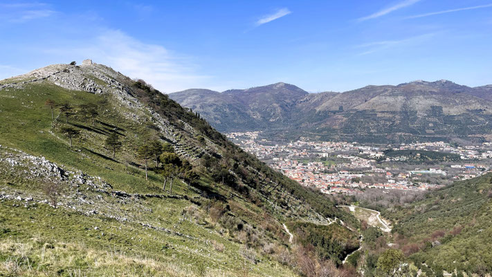 ganz oben das Castello di Arienzo