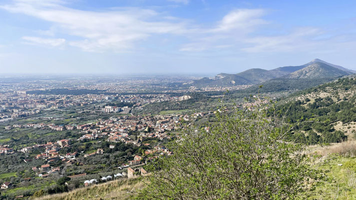 auf dem Weg nach Casertaveccia - in der Ferne noch gut zu sehen: der Garten von Reggia Caserta