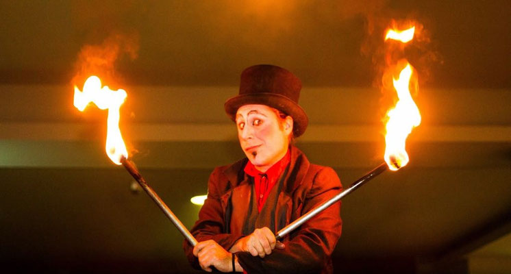 Circo, espectáculo de circo pequeño formato, eventos, fiestas, colegios, acrobacia, malabares., zancos, zancudos, el gigante de tus eventos, circo en altura
