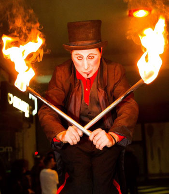 Circo, espectáculo de circo pequeño formato, eventos, fiestas, colegios, acrobacia, malabares., zancos, zancudos, el gigante de tus eventos, circo en altura