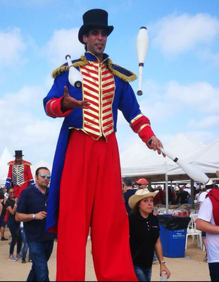 Circo, espectáculo de circo pequeño formato, eventos, fiestas, colegios, acrobacia, malabares., zancos, zancudos, el gigante de tus eventos, circo en altura
