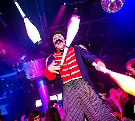 Circo, espectáculo de circo pequeño formato, eventos, fiestas, colegios, acrobacia, malabares., zancos, zancudos, el gigante de tus eventos, circo en altura