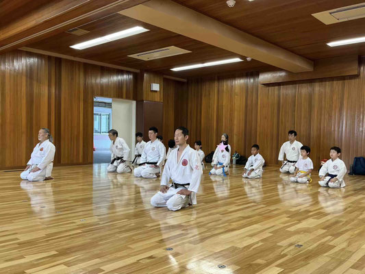 中央の方が、勢拳一番町道場の根岸先生です