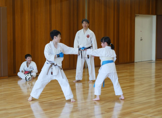 健進会では子どもも少しずつ組手に慣れていきます