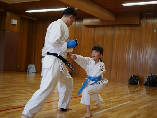 健進会では子どもと大人がペアになり丁寧に指導