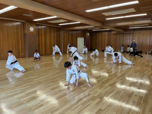 広々とした道場で、心地よく体をほぐします