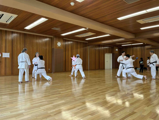 グループに分かれて、それぞれ先生がつきます