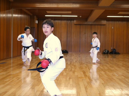基礎運動後には、走りながらの突きでアップ