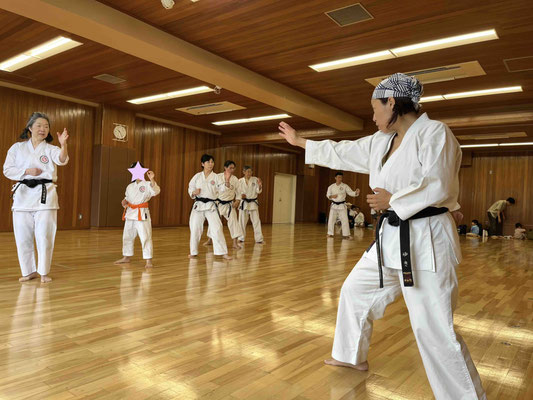 元日本代表の西澤ゆき先生が熱心に指導