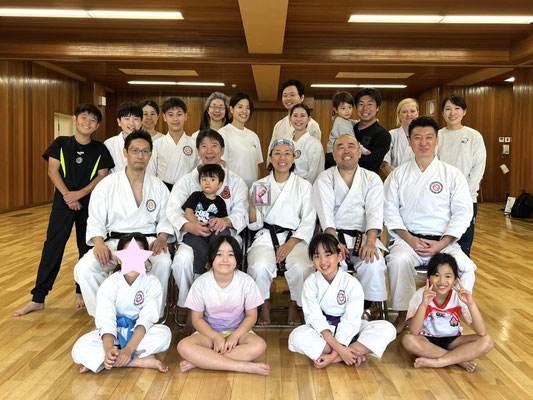 中段右からお二人目が、ゴリ先生です
