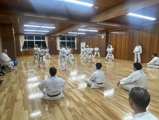 健進会の師範たちが、しっかり型を指導