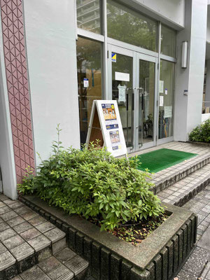 ドアの前には健進会の看板があります (The Kenshinkai signboard at the entrance)