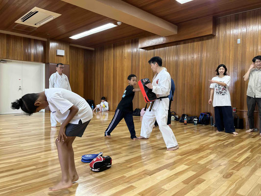 本日入会のA君。早速突きを練習