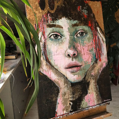 abstract palette knife painting face with gold leaf www.ateliertantetrulla.de