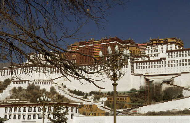 Unterwegs-Kloester-LHASA-Tibet-Tour-F607