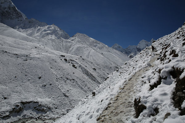 Nepal-Everest-Abenteurer-bei-Pass-Solo-Khumbu-Rueckweg-D780