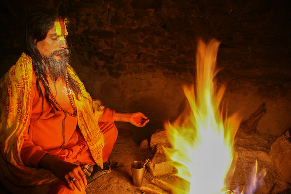 Sadhu-Lagerfeuer-Unterwegs-Trekking-Tour-Mustang-Nepal-E691