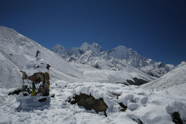 Nepal-Everest-Abenteurer-bei-Pass-Solo-Khumbu-Rueckweg-D785