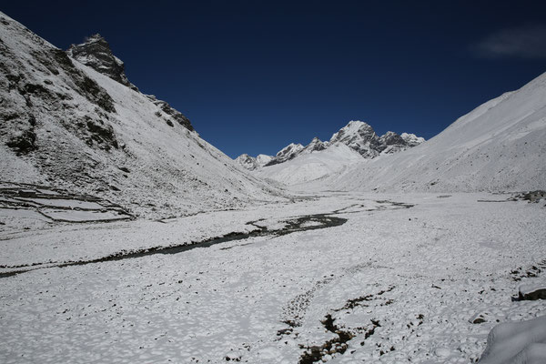 Nepal-Everest-Abenteurer-bei-Pass-Solo-Khumbu-Rueckweg-D772