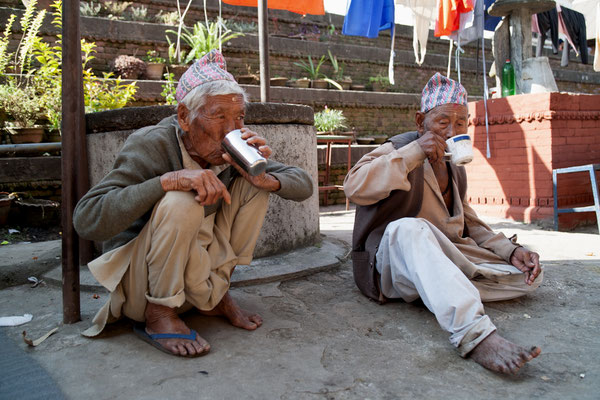 Spendenuebergabe-soziales-Engagement-Nepal-J911