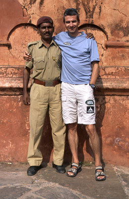 Polizist-Reisefotograf-Indien-Unterwegs-Jeep-Tour-F911