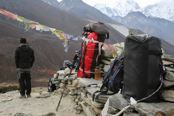 Everest-Schnee-Gepaeck-Reisefotograf-Juergen-Sedlmayr-D663