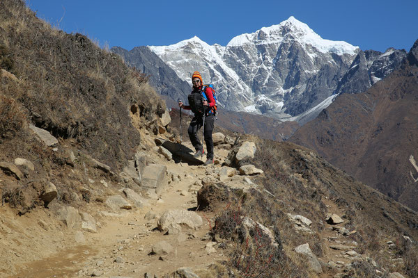 Reisefotograf-Trekkingstoecke-LEKI-Abenteurer-Nepal-793