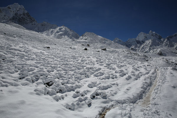 Nepal-Everest-Abenteurer-bei-Pass-Solo-Khumbu-Rueckweg-D774