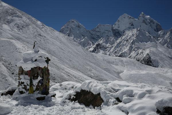 Nepal-Everest-Abenteurer-bei-Pass-Solo-Khumbu-Rueckweg-D785