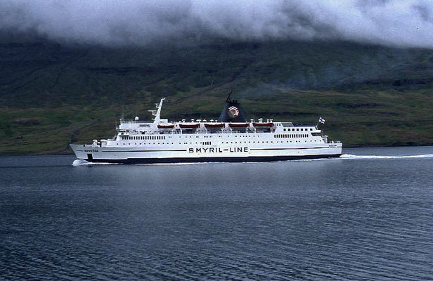 Faehre-vor-Seyðisfjörður-ISLAND-1-Tour-H514