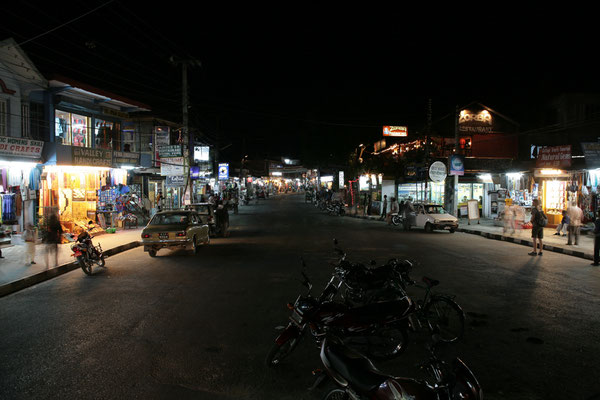 Unterwegs-Nacht-Pokhara-Nepal-Tour-E458