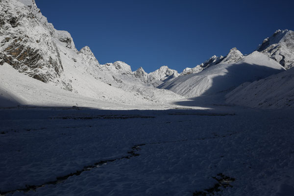 Nepal-Everest-Schnee-eingeschneit-Abbruch-D726