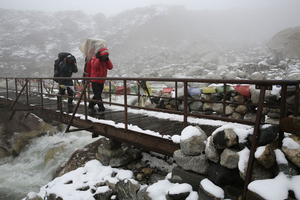 Nepal-Bruecke-Everest-Schnee-eingeschneit-Abbruch-D718