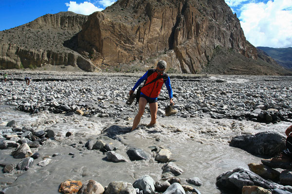 Juergen-Sedlmayr-ueberquerung-Fluss-Upper-Mustang-Nepal-E424