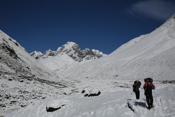 Nepal-Everest-Abenteurer-bei-Pass-Solo-Khumbu-Rueckweg-D776