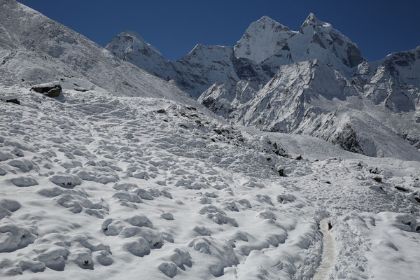 Nepal-Everest-Abenteurer-bei-Pass-Solo-Khumbu-Rueckweg-D775