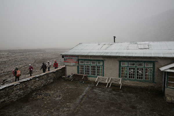 Nepal-Everest-Schnee-eingeschneit-Abbruch-D724