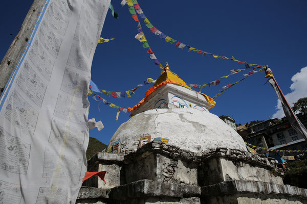 Gebetsfahnen-Tempel-Buddhismus-B571