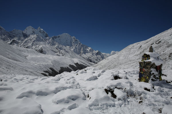 Nepal-Everest-Abenteurer-bei-Pass-Solo-Khumbu-Rueckweg-D782