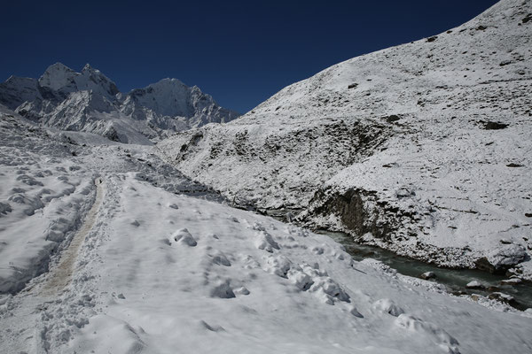 Nepal-Everest-Abenteurer-bei-Pass-Solo-Khumbu-Rueckweg-D773