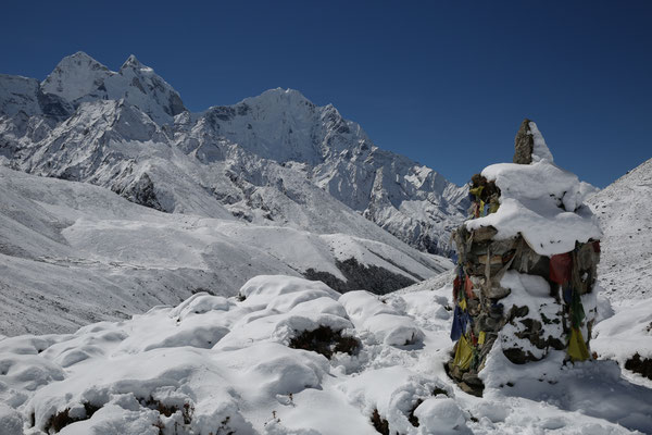 Nepal-Everest-Abenteurer-bei-Pass-Solo-Khumbu-Rueckweg-D787